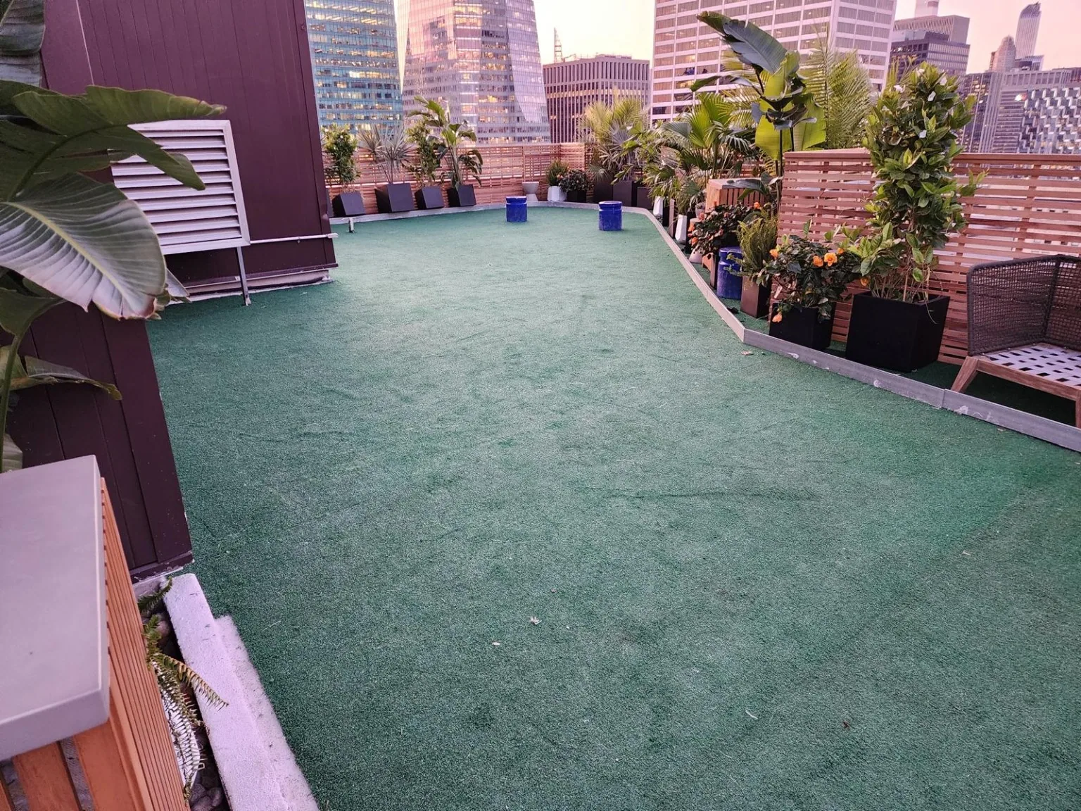 Finished rooftop artificial turf flooring